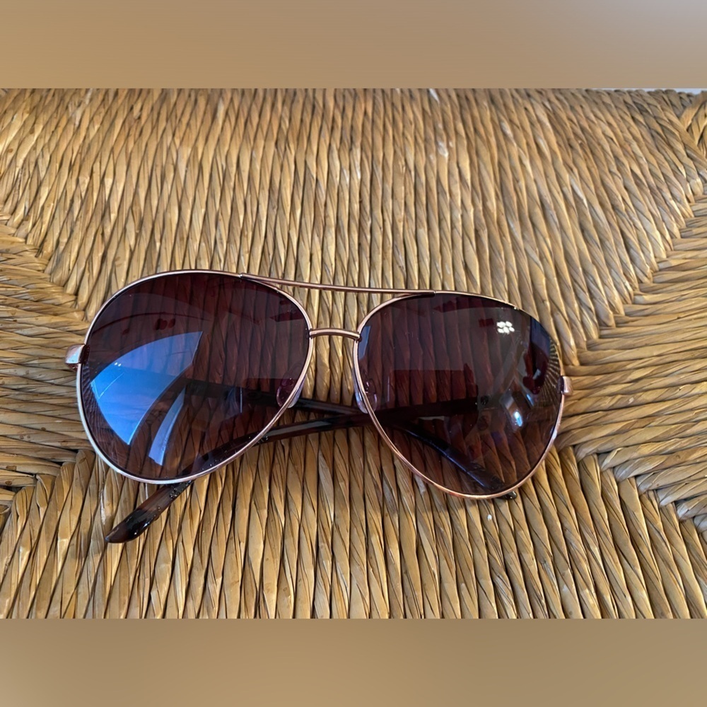 Oscar de la Renta sunglasses aviator style with metal frame and brown arms